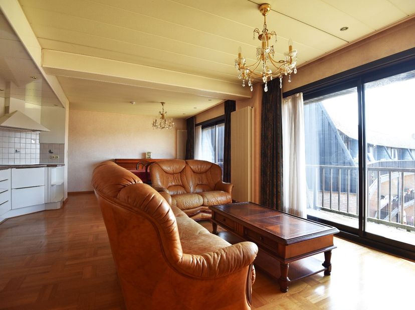 Appartement 80 m² op 2de verdieping met inkom, woonkamer met open keuken (Decota) voorzien van keramische kookplaat, koelkast, oven, vaatwasser, 2 sla
