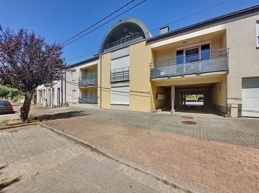 W Immobilière vous propose, dans la ville dAubange, un splendide appartement trois chambres avec terrasse et garage. Situé au deuxième et troisième ét