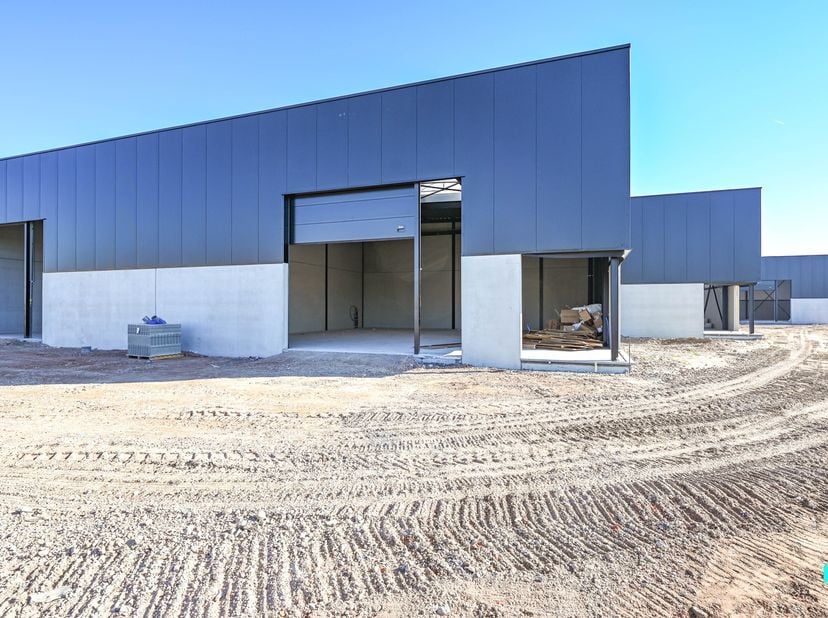 Project Saturnus, bestaande uit 23 KMO-units (oppervlaktes van 165 m² tot 270 m²) met een uitzonderlijke combinatie van moderne architectuur en hoogwa