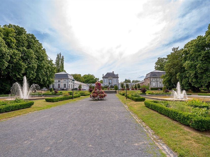 Appartement élégant et lumineux de type Haussmannien sur une surface de 115 m2 avec une splendide vue sur le parc Reine Astrid. Des matériaux de quali