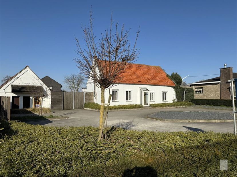 Unieke renovatie- of bouw opportuniteit op een mooi perceel van ca. 1596 m² in Sint-Gillis-Waas!&lt;br /&gt;
Bent u op zoek naar een groot perceel met tal v