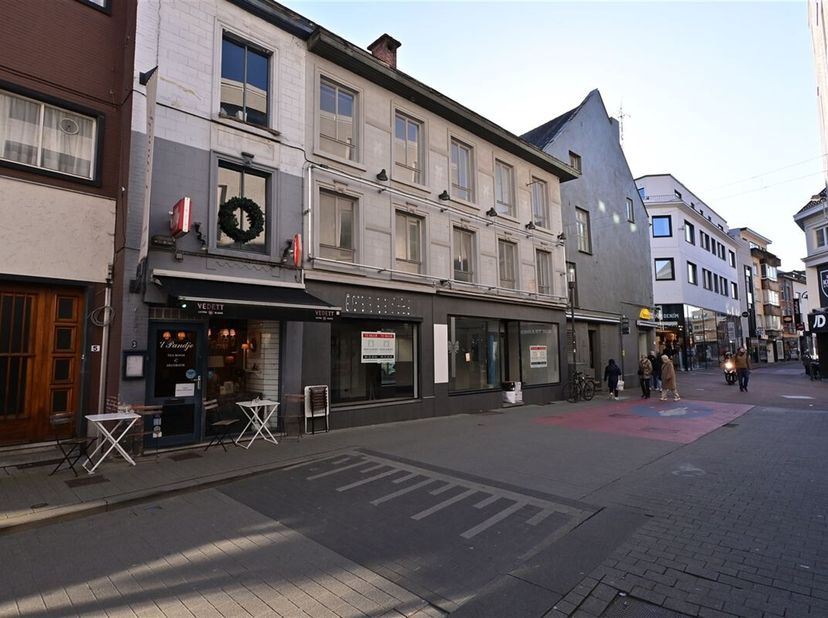 In het hart van het centrum van Hasselt bevindt zich dit horeca, handels- of kantoorruimte met een vloeroppervlakte van ± 60m² op het gelijkvloers. &lt;b