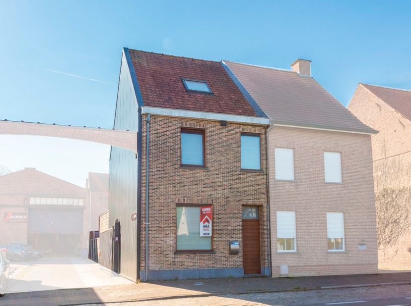 Bavikhove: Charmante en gerenoveerde woning met authentieke elementen te huur. Welkom in de Hoogstraat 69, een karaktervolle halfopen woning die insta