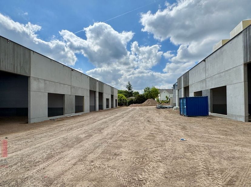 Unité PME nouvellement construite d&#039;une superficie de 346 m² à vendre avec un emplacement fantastique le long de la route commerciale Brusselbaan à He