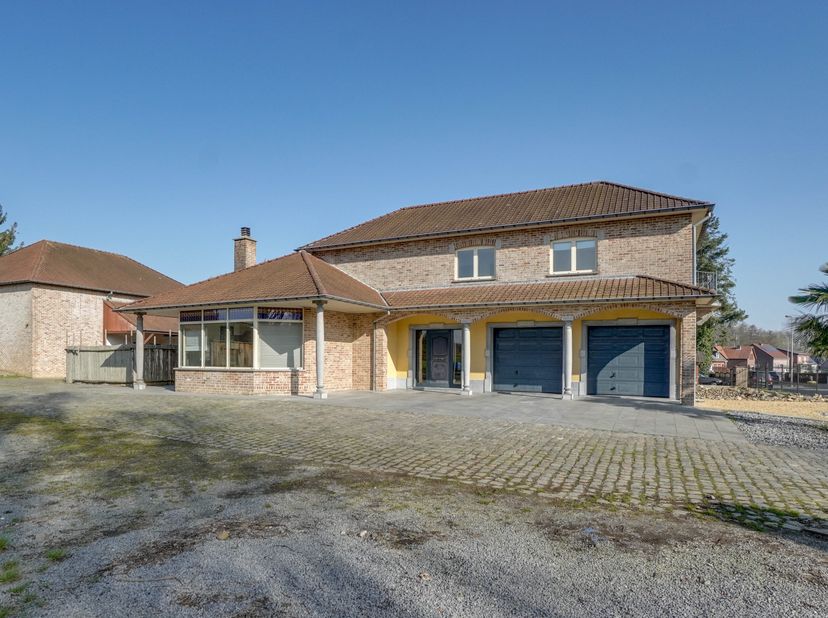 huis met twee loodsen en mogelijkheid tot houden van paarden of zelfstandig beroep