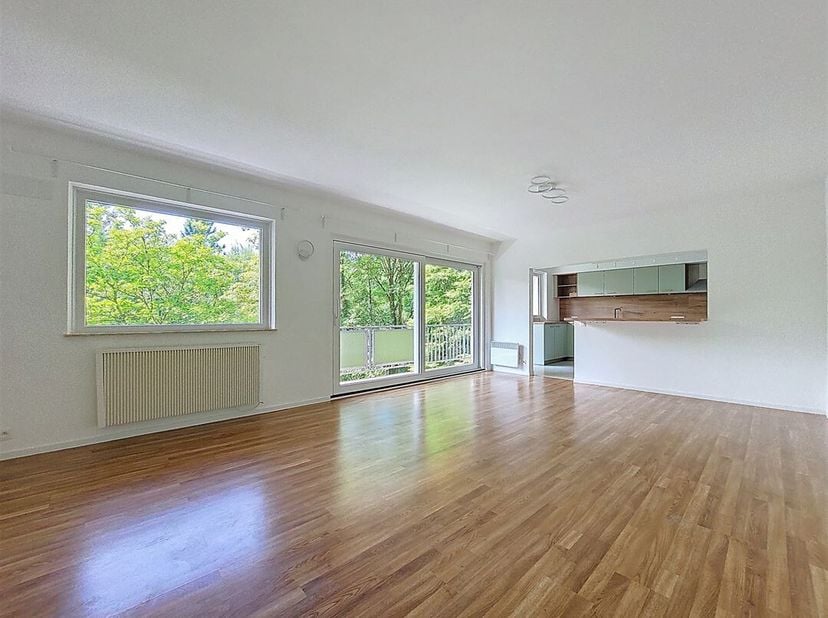 W Immobilière vous propose à Arlon, à deux pas du centre ville et de la gare d&#039;Arlon, un splendide appartement de 112m² composé comme suit: hall d&#039;ent