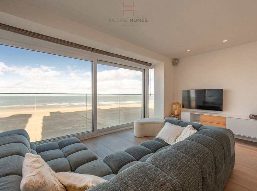 Aangenaam hoekappartement op de zeedijk in Duinbergen. Vooraan is de lichtrijke woonkamer op de hoek met een bijzonder breed frontaal zeezicht en een