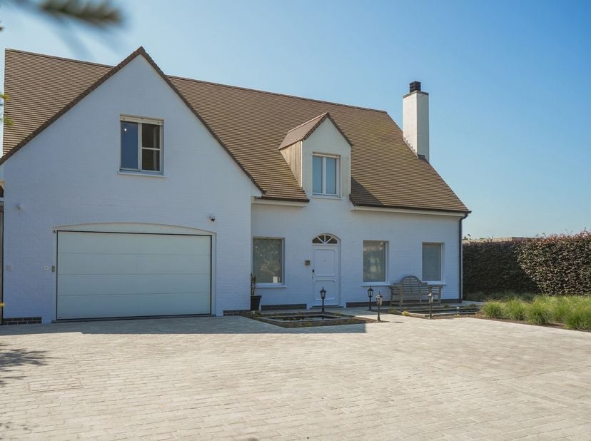 Welkom in deze charmante, witte villa op een perceel van 1.283 m², gelegen in een rustige en residentiële wijk waar rust en comfort samenkomen. Je bet