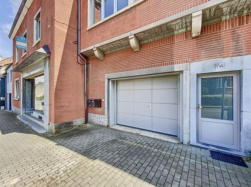 INNOV&#039;EXPERT immobilière vous invite à venir découvrir ce vaste immeuble de rapport de +/- 415 m2 au total, composé de 3 unités (1 rez commercial + 2