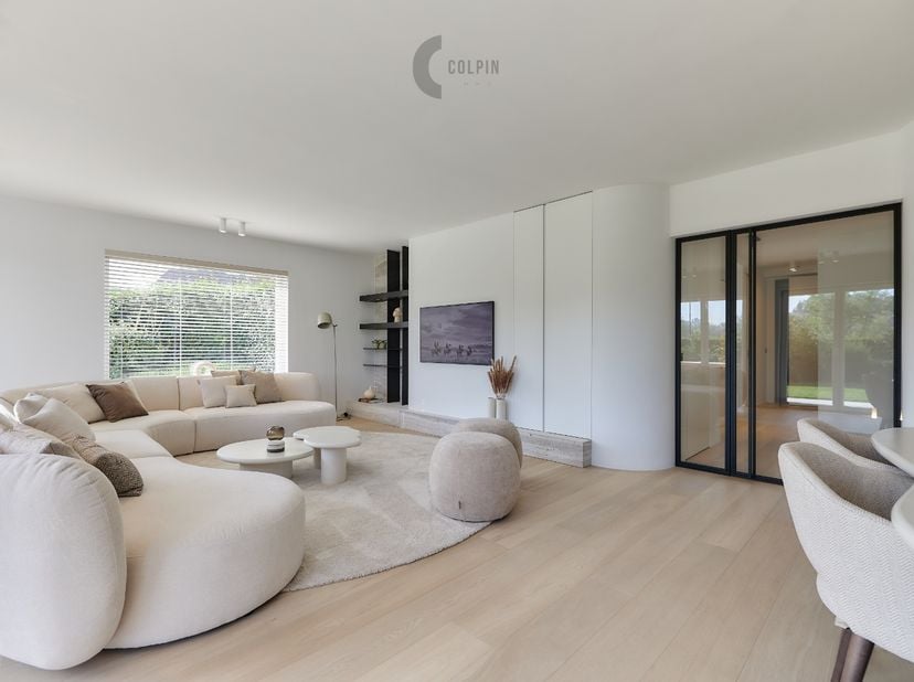 Fantastique appartement de jardin rénové avec un grand jardin orienté au sud. Cet appartement luxueux est situé à proximité de la digue de mer, du Zwi