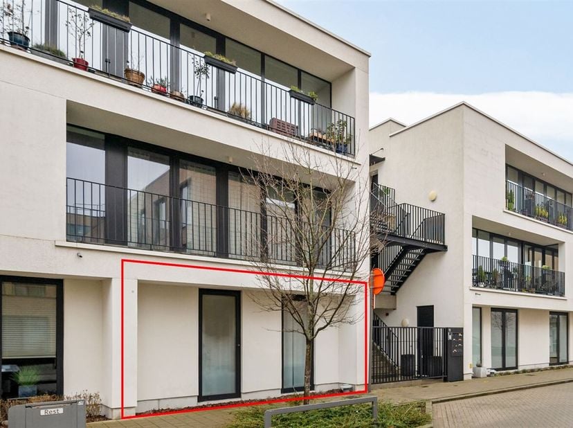 Instapklaar appartement (92m²) met ruime tuin op rustige en centrale ligging te Deurne!&lt;br /&gt;
Ligging: Het appartement is gelegen op een gunstige ligg