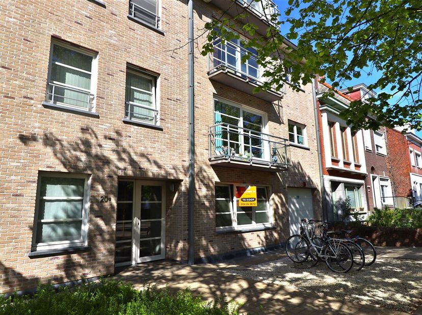 Ontdek dit gezellige gelijkvloerse appartement met 1 slaapkamer in de rustige en centraal gelegen Vredelaan in Kortrijk.&lt;br /&gt;
Bij binnenkomst betreed