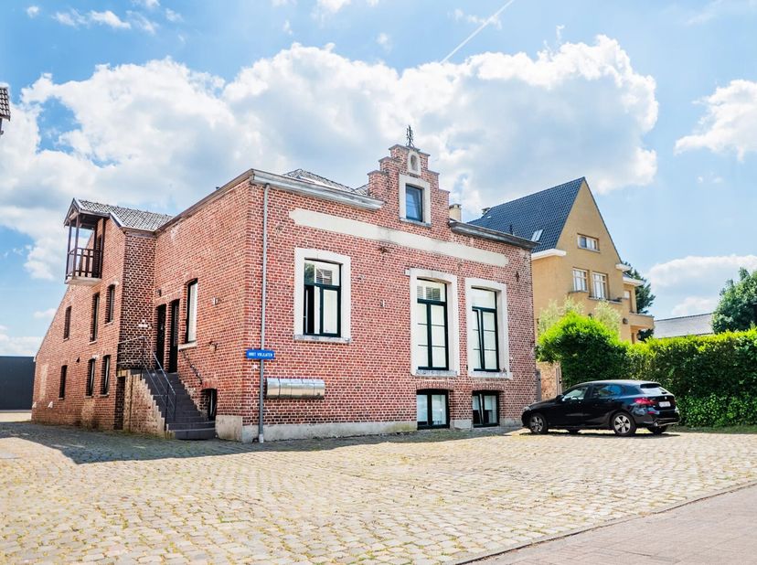 Gelijkvloers appartement met zuidgericht terras en garage, in het centrum van Borgloon!&lt;br /&gt;
Op de Stationsstraat, in het centrum van Borgloon, vlakb
