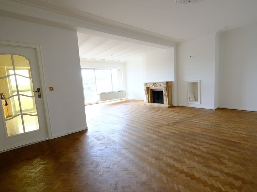 Ruim appartement in centrum Hasselt met 3 slaapkamers, garage en terras met uitzicht op de kanaalkom&lt;br /&gt;
&lt;br /&gt;
Dit ruim appartement met 125m² is ge
