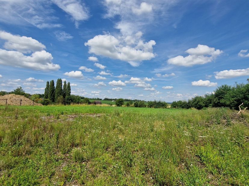 Superbe terrain en zone d&#039;habitat à caractère rural, de 30a 20ca avec 60m de largeur à front de rue, hors lotissement, idéalement situé au calme, tout
