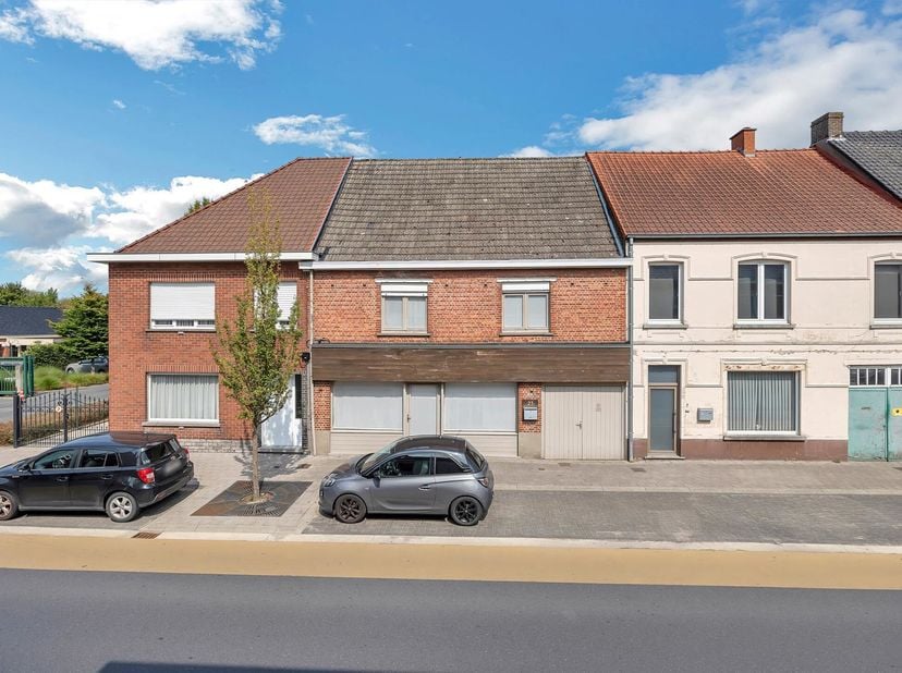 Deze te renoveren woning biedt ruimte en mogelijkheden op een perceel van 680 m².&lt;br /&gt;
Op het gelijkvloers bevindt zich een woonkamer met een achterl
