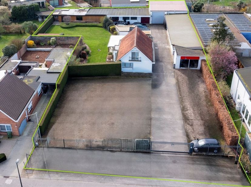 Dit magazijn met woonst is gelegen in de Immerseelstraat in Wommelgem, een zijstraat van de Autolei. De oprit E313 ligt op minder dan 1km van het eige