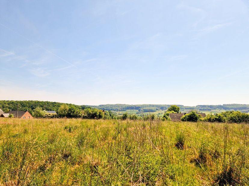 Mooi bouwgrond van 1020 m² ideaal gelegen in een idyllische omgeving, in directe verbinding met de natuur, op de hoogten van Frasnes, en dicht bij de