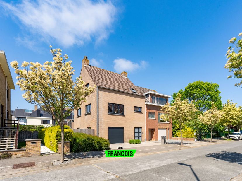 Deze halfopen bel-etagewoning uit 1990 staat op een perceel van 314 m² en biedt met zijn 208 m² bewoonbare oppervlakte alles wat je zoekt in een comfo