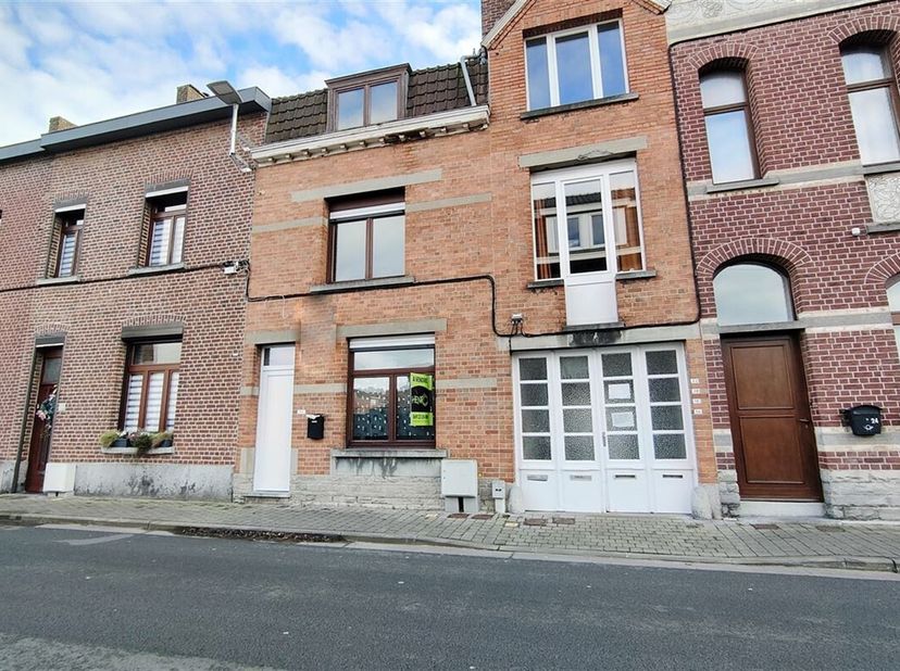 Située dans une rue calme du quartier de la gare, cette maison de 135 m² habitables est idéale pour une famille à la recherche de confort.&lt;br /&gt;
Au re