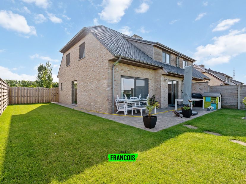 Au centre de Beerst, une section de Diksmuide, se trouve cette maison semi-ouverte prête à emménager. À proximité, vous trouverez divers commerçants l