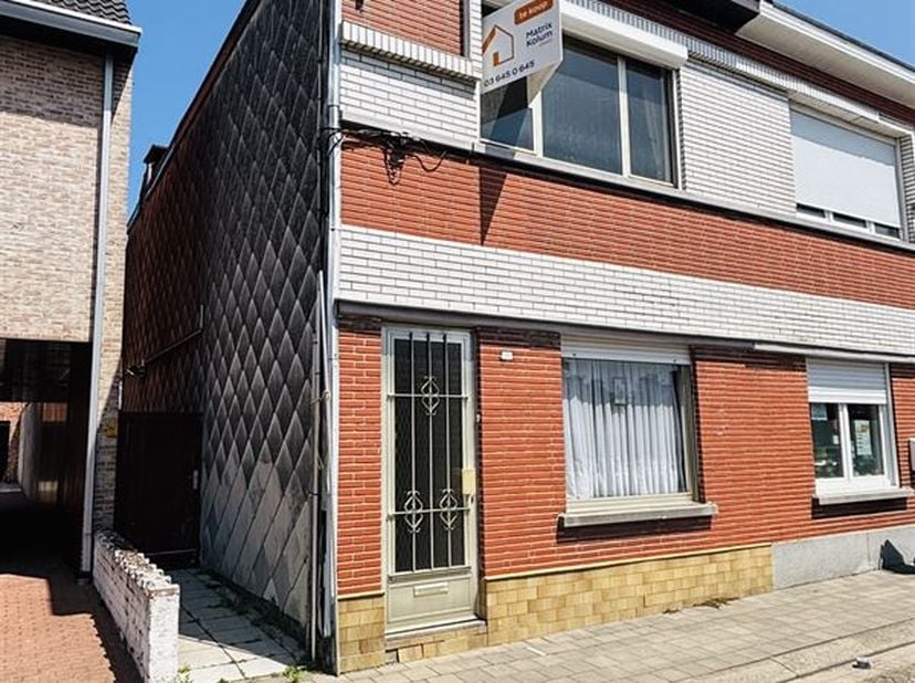 Maison à rénover entièrement, avec entrée latérale (atout !), sur un terrain de 115m2 dans le centre de Duffel, à distance de marche des commerces, éc
