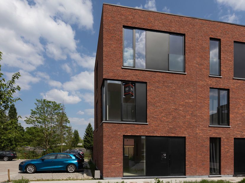 Situation et environnement&lt;br /&gt;
Cette maison neuve est située à Mariakerke et est entourée d&#039;eau, de sentiers pédestres et de pistes cyclables. Elle