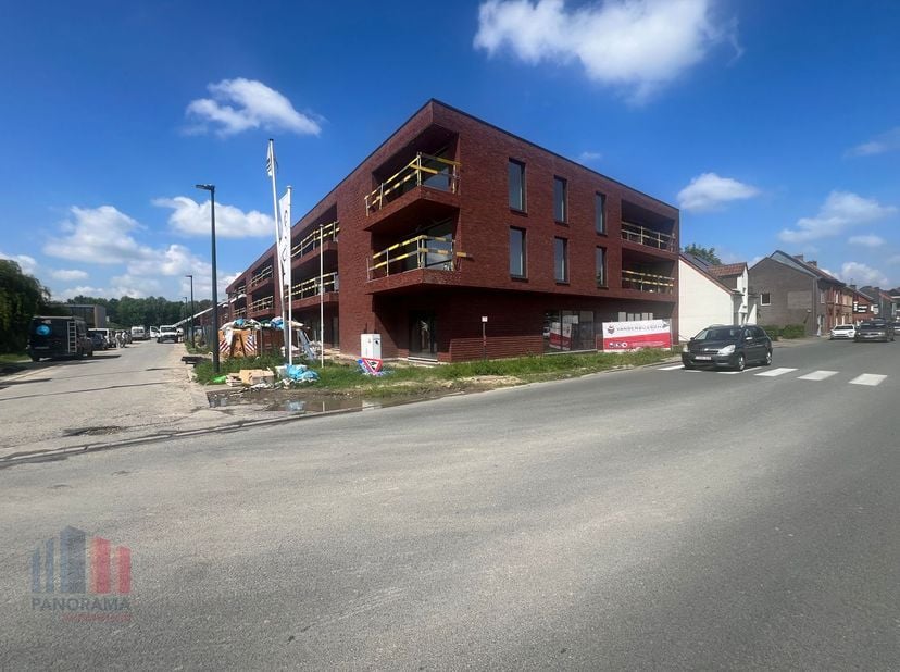 Espace commercial ou de bureau nouvellement construit avec une surface généreuse de 139 m² dans le quartier dynamique de Drongen. Cet espace stratégiq
