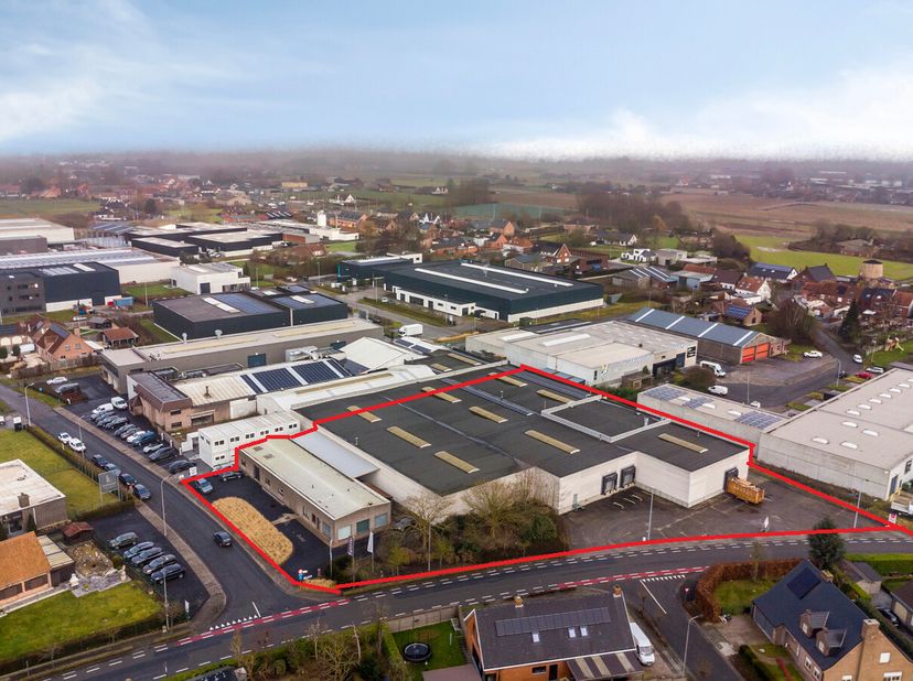 Entrepôt/entrepôt facilement accessible d&#039;environ 2 761 m² avec 3 quais de chargement et maison attenante avec entrepôt situé dans la zone industriell