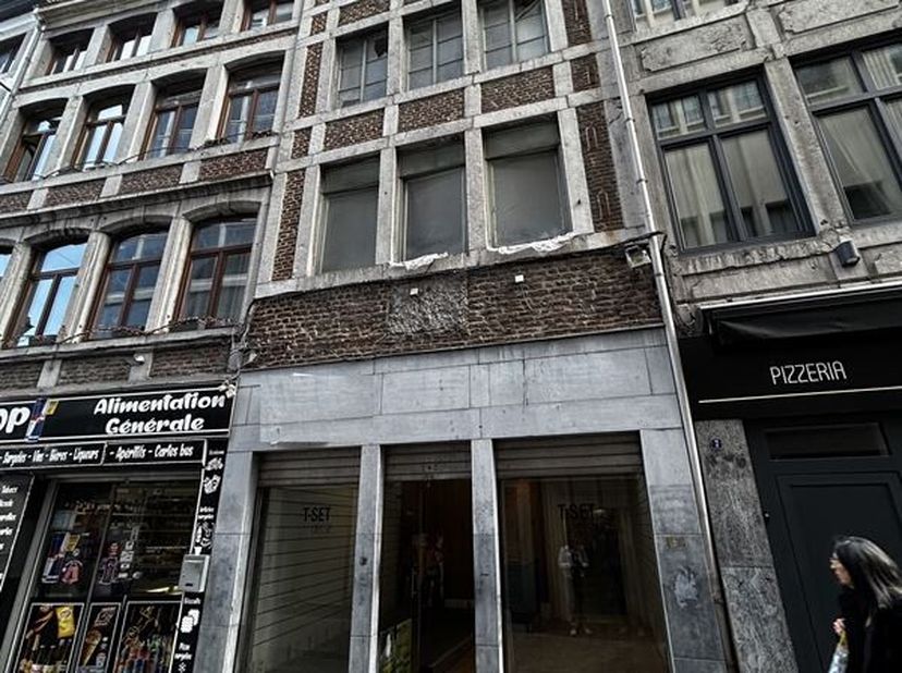 Maison de commerce bénéficiant d&#039;une bonne situation commerciale dans une rue piétonne à deux pas de la place Saint-Lambert.  Idéal pour un commerce d