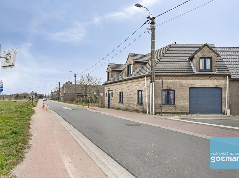 Deze woning werd heropgebouwd in 2002 en beidt nog enorm veel mogelijkheden.&lt;br /&gt;
E r zijn plannen aanwezig om +- 70m² ( x2) extra ruimte te creëren