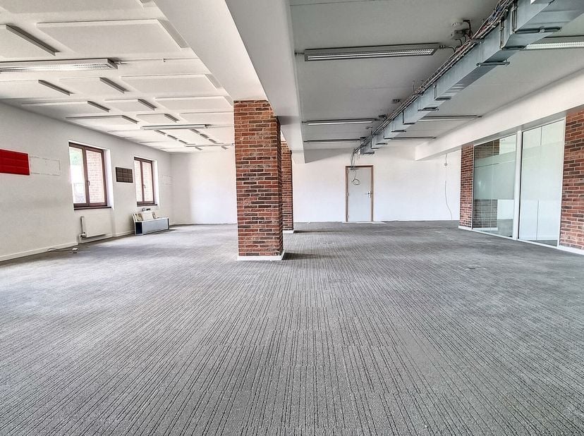 Kantoorruimte - 540m² op de 1e verdieping van La Sucrerie - Waterloo centrum.&lt;br /&gt;
Centrum van Waterloo - Uitstekende kantoorruimte van circa 540m² o