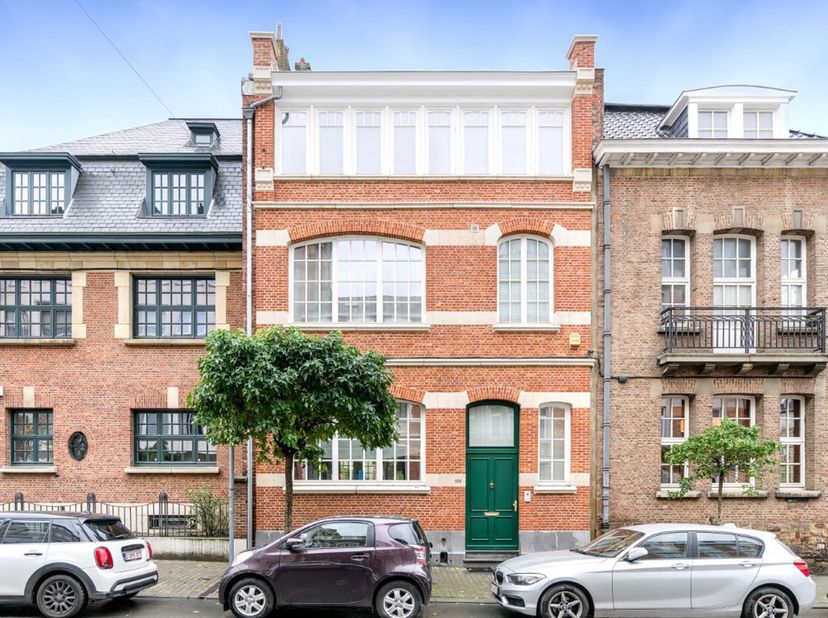Située dans le quartier Molière - Churchill à Uccle, une demeure de maître impeccablement entretenue. Cette résidence offre une cuisine entièrement éq
