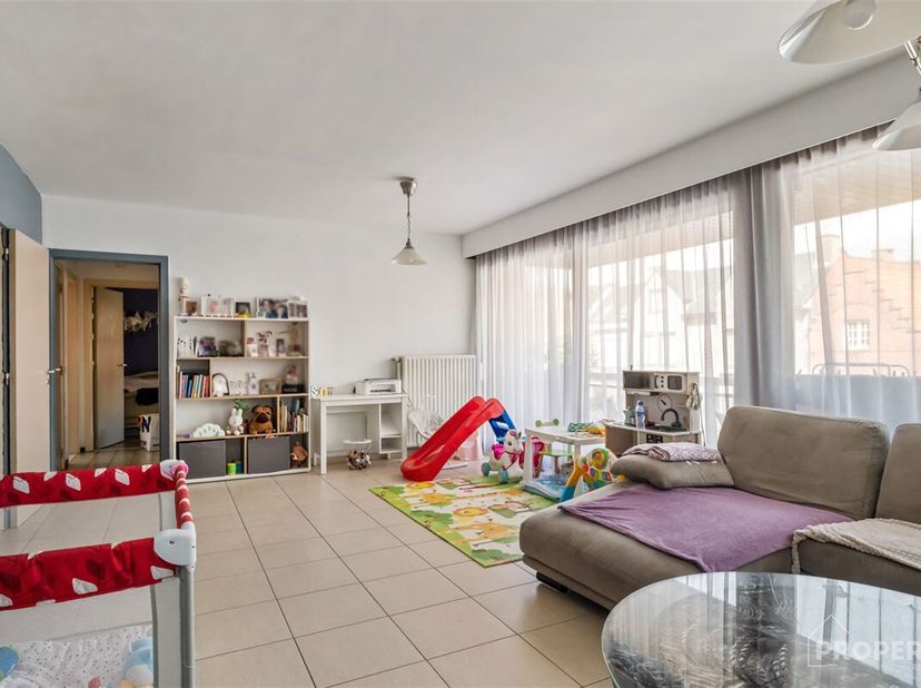 Dit 2-slaapkamer appartement is gelegen op de eerste verdieping in de leegstraat 2 te Oostrozebeke. Winkels, scholen en openbaar vervoer zijn op een s