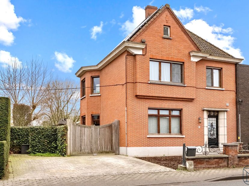 BIEN SITUÉE, belle maison de ville de charme RÉNOVÉE avec TERRASSE et JARDIN paysagés et allée pratique. IDEALEMENT situé en termes d&#039;accessibilité à