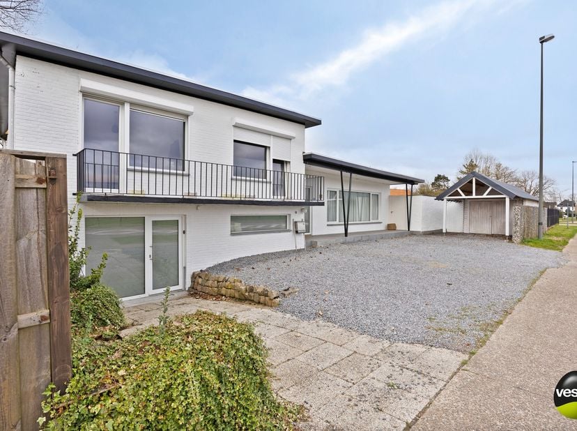 Deze instapklare splitlevel-woning is ideaal voor wie een ruime gezinswoning zoekt of werken en wonen wil combineren. Ideaal gelegen op de grens tusse