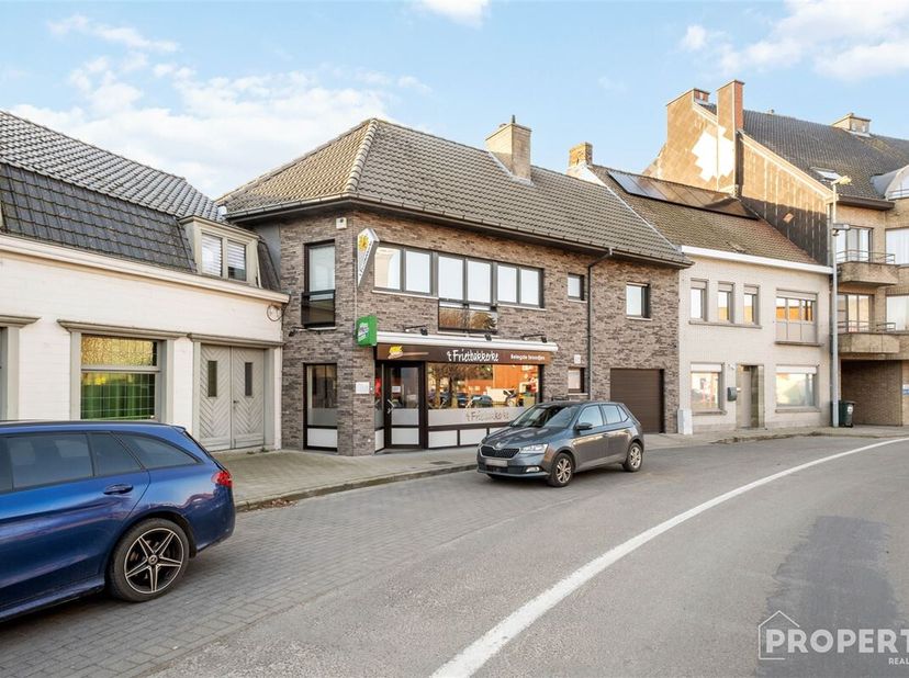 Ontdek deze prachtige goed draaiende frituur nabij het centrum van Desselgem, die een ideale combinatie biedt tussen een commercieel en residentieel p