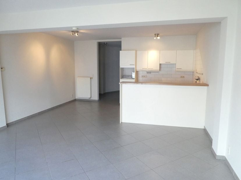 Centraal gelegen en modern appartement op 3de verdiep, met lift. 100m van Centraal station en op 200m van winkelstraat.&lt;br /&gt;
Indeling: inkomhal, apar