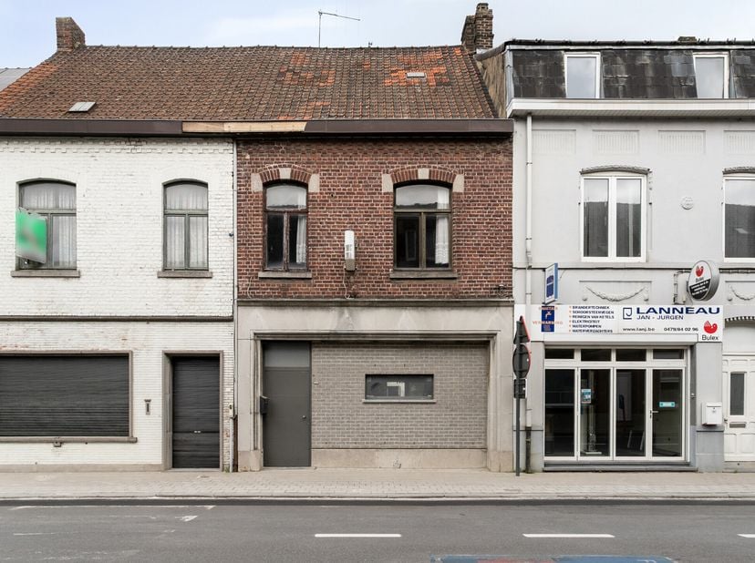 Goed gelegen woning in centrum Zwevegem.  De woning is te renoveren maar heeft heel veel potentieel !  Nog veel authentieke elementen aanwezig waardoo