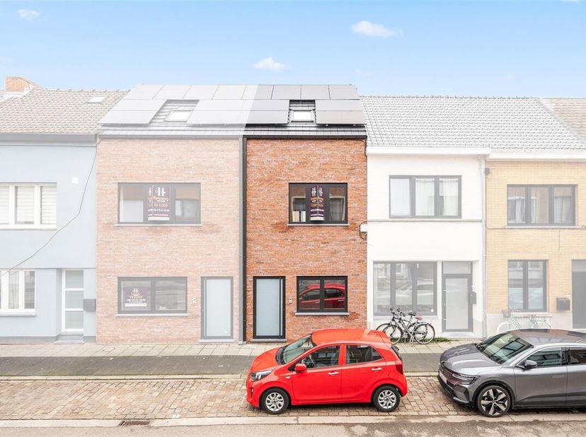 Avec un niveau E8, vous optez résolument pour l&#039;avenir avec cette maison, y compris 8 panneaux solaires, système de ventilation C, pompe à chaleur (ai