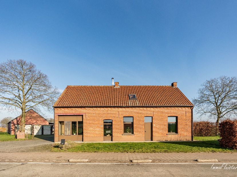 Dit eigendom biedt alles wat je nodig hebt om de droom van paarden aan huis mogelijk te maken!&lt;br /&gt;
Het mooie, recente stalgebouw (2018) is voorzien