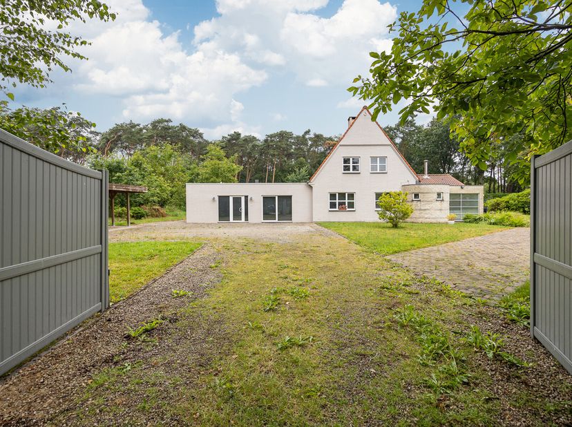 *Na de afbraak of gedeeltelijke afbraak van de bestaande woning kan het perceel worden opgesplitst in twee aparte bouwgronden. Hiervoor is reeds een g