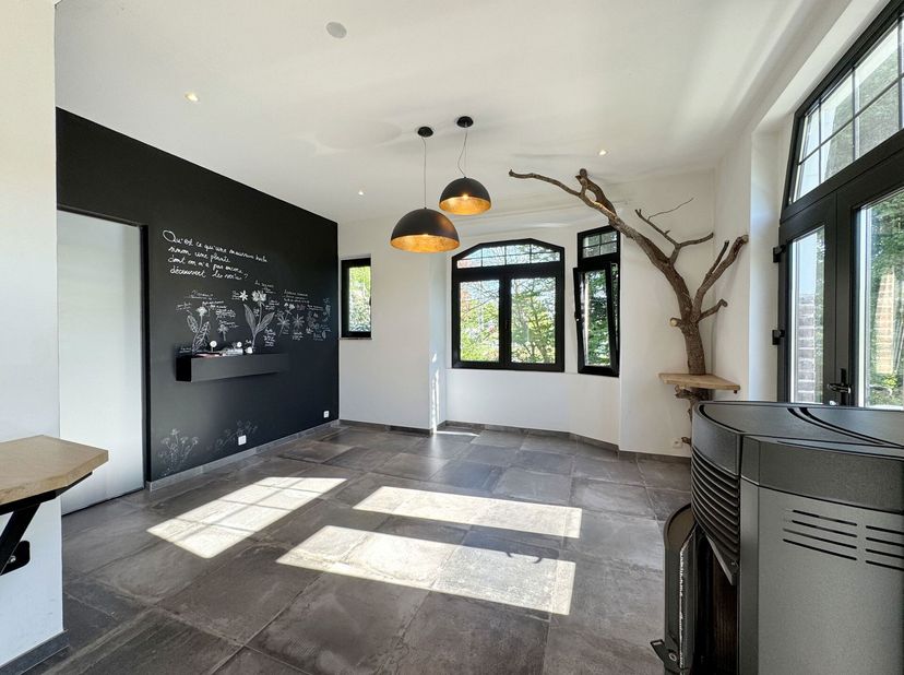 JAMBES, ESPACE PROFESSIONEL en rez-de-chaussée sur une superficie d&#039;environ 85m². Lendroit jouit dune bonne visibilité, idéale pour des bureaux, métie