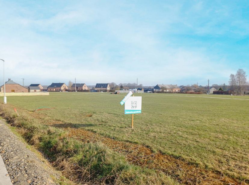 Votre agence de Mariembourg vous présente un magnifique terrain plat de 24m de façade situé dans un nouveau quartier résidentiel à Seloignes. Exposée
