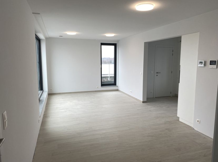 NOUVELLE CONSTRUCTION Penthouse au 3ème étage, avec terrasse à l&#039;avant et à l&#039;arrière.&lt;br /&gt;
Troisième étage : Hall d&#039;entrée, WC, living avec grande t