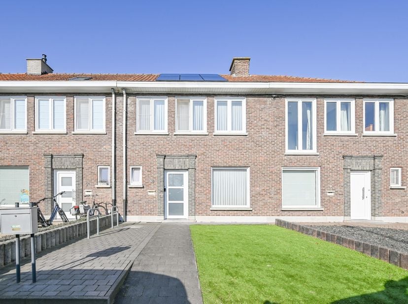 Instapklare, volledig gerenoveerde (ca. 2016) ééngezinswoning met drie slaapkamers in een groene omgeving nabij het centrum van Izegem. Uitstekende be