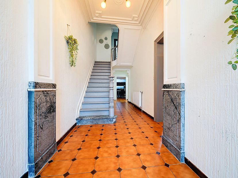 Située au cur de Gilly, cette maison exceptionnelle de plus de 273 m² habitables ne manquera pas de vous séduire par ses volumes impressionnants et so
