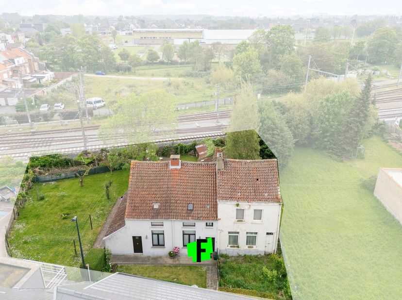 Op de Oude Steenweg te Blankenberge, treffen we dit interessante renovatie project/projectgrond aan.  Gelegen op wandelafstand van het centrum, zonder