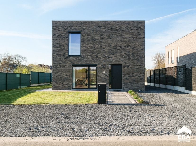 Moderne energiezuinige gezinswoning met 3 slaapkamers met een bew. opp. van 144 m² op een perceel van 4a 26ca.Voor meer informatie, ga naar https://ww