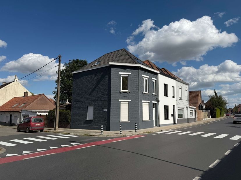 Halfopen, ruime, lichtrijke en instapklare woning op een toplocatie. Indeling:  inkomhal, gastentoilet, lichtrijke living en salon, keuken met aanslu
